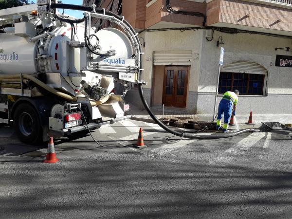 Limpieza preventiva de imbornales y red de saneamiento frente la posibilidad de chubascos en Novelda